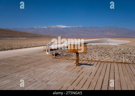 Bassin Badwater, Vallée de la mort, États-Unis. Le panneau de signalisation du bassin Badwater au point le plus bas des USA. Banque D'Images