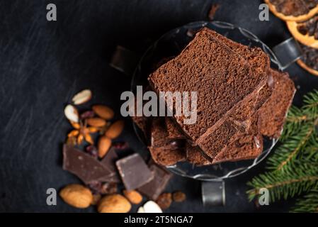 Pile de morceaux de gâteau au chocolat sur une assiette. Maison délicieux, doux, chocolat noir sucré Banque D'Images