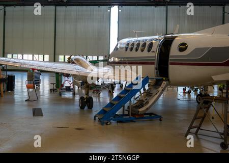 Installation de maintenance pour un petit avion turbopropulsé, jet privé, intérieur, travaux en cours. Jet d'affaires, aviation générale Banque D'Images