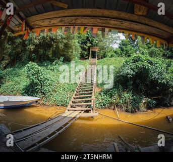 Pahang, Malaisie - 24 septembre 2022 escalier en bois du Mat Leon Resort à la rivière à Taman Negara, Malaisie. Banque D'Images