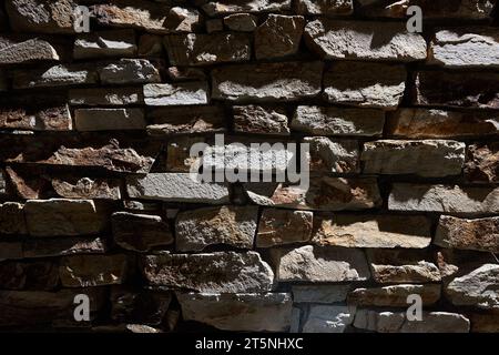 Mur de pierre du bâtiment dans l'obscurité de nuit Banque D'Images