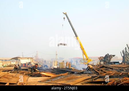 COMTÉ de LUANNAN - DÉCEMBRE 27 : démantèlement du navire en direct dans un chantier naval le 27 décembre 2014, comté de Luannan, province du Hebei, Chine Banque D'Images