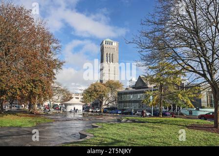 Soleil et ombres après la pluie sur la place Guildhall, alias place civique, à côté de la Maison du Conseil avec sa régénération presque terminée. Travaillez toujours Banque D'Images