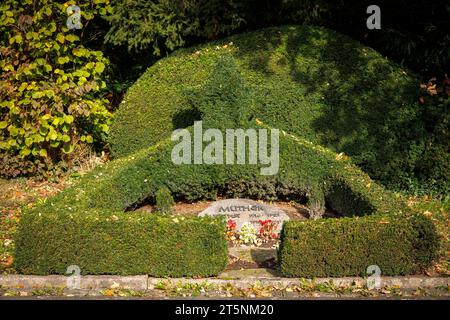 Haie d'if avec topiaire au cimetière de Wetter an der Ruhr, Rhénanie du Nord-Westphalie, Allemagne. Eibenhecke mit Formschnitt auf dem Friedhof dans Wetter A. Banque D'Images