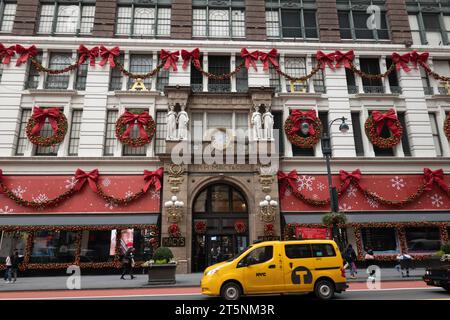 L'extérieur du magasin phare de Macy à Herald Square est décoré pour les vacances, New York City, USA 2022 Banque D'Images