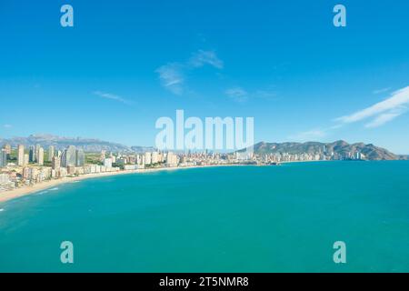 Vue aérienne sur la mer Méditerranée turquoise et Benidorm Resort, plage de Poniente, province d'Alicante, Espagne Banque D'Images