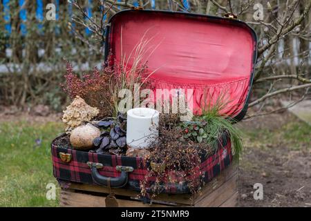 vieille valise, décorée de fleurs et de bougies Banque D'Images