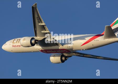 Gros plan d'un Boeing 777-F1H Emirates SkyCargo immatriculé A6-EFN décollant de Londres Heathrow (LHR) par un soir d'automne ensoleillé à l'heure dorée Banque D'Images