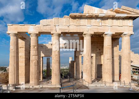 Ruines antiques de la porte de l'Acropole, Propylée dans l'Acropole, est Athènes, Grèce, Banque D'Images