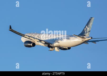 Un Airbus A330-343 d'Air Canada de Star Alliance immatriculé C-GEGI se dirigeant vers l'ouest à partir de London Heathrow (LHR) par une soirée d'automne ensoleillée Banque D'Images