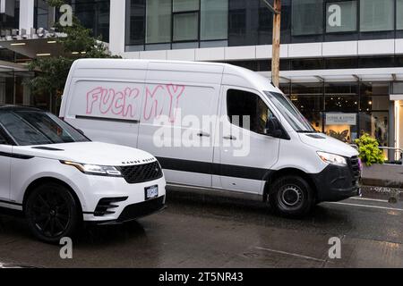 Seattle, États-Unis. 26 septembre 2023. Un message désobligeant sur New York dans un van à Seattle. Banque D'Images