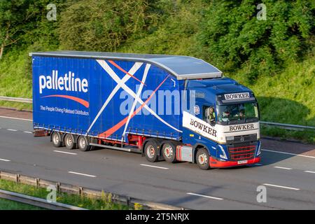 BOWKER, Bowker motorisation Volvo FH tracteurs routiers, Palletline PLC camions de livraison, camion, véhicules lourds, transport, cabine de camion, transporteur de marchandises, poids lourd de l'industrie européenne du transport commercial voyageant sur la M6 à Manchester, Royaume-Uni Banque D'Images