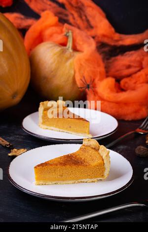 Tarte à la citrouille pour les vacances d'automne. Tarte à la citrouille américaine. Arrière-plan Halloween. Banque D'Images