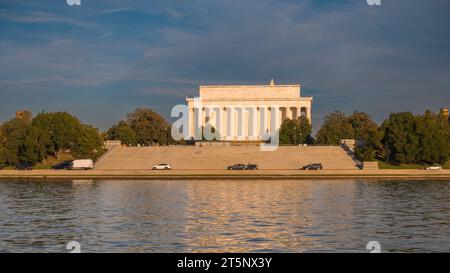 WASHINGTON, DC, États-Unis - Lincoln Memorial sur le fleuve Potomac, et les escaliers Watergate. Banque D'Images