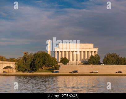 WASHINGTON, DC, États-Unis - Lincoln Memorial, Washington Monument sur le fleuve Potomac, et Watergate Stairs. Banque D'Images