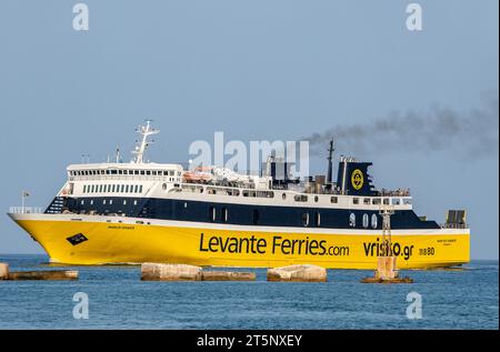 ferry levante exploité par levante ferries en grèce entrant dans le port sur l'île grecque ionienne de zante ou zakynthos. Banque D'Images