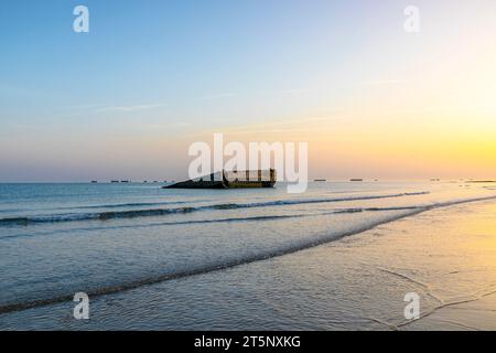 Le bloc de béton reste du port de Mulberry, Arromanches-les-bains, plage du débarquement, Normandie, France, Nord-Ouest de l'Europe Banque D'Images