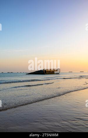 Le bloc de béton reste du port de Mulberry, Arromanches-les-bains, plage du débarquement, Normandie, France, Nord-Ouest de l'Europe Banque D'Images