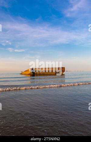 Le bloc de béton reste du port de Mulberry, Arromanches-les-bains, plage du débarquement, Normandie, France, Nord-Ouest de l'Europe Banque D'Images