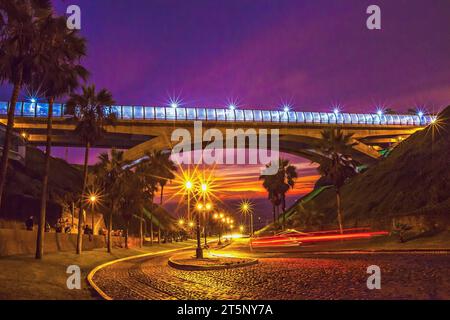 Pont Villena, vue de nuit à Miraflores, Lima Pérou Banque D'Images