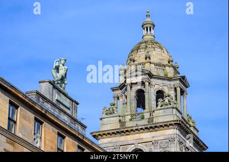 Découvrez les détails de Glasgow City Chambers avec la sculpture Mercurius au premier plan, Écosse, Royaume-Uni, Europe Banque D'Images