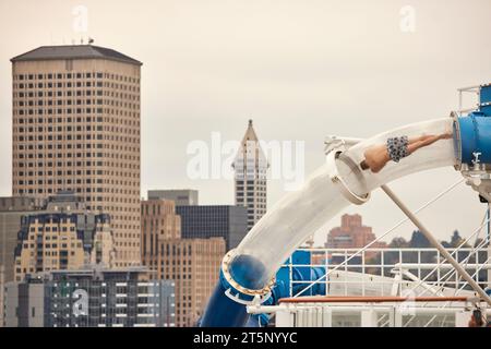 Toboggan aquatique sur le navire de croisière Norwegian Bliss pour Norwegian Cruise Line, Seattle, Washington, États-Unis Banque D'Images