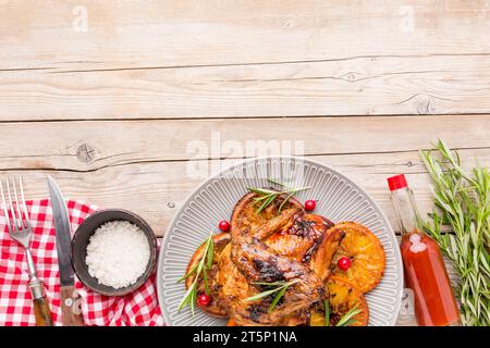 Vue de dessus assiette de tranches d'orange de poulet cuit avec sauce au sel de mer Banque D'Images