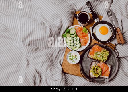 Vue de dessus petit déjeuner sandwichs lit avec pain grillé aux œufs frits avec espace de copie Banque D'Images