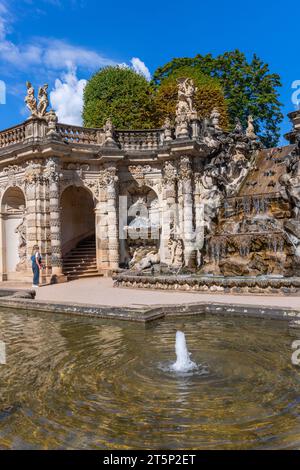 Dresde, Allemagne - 10 août 2023 : la fontaine dans le palais Zwinger à Dresde, Saxe. Banque D'Images