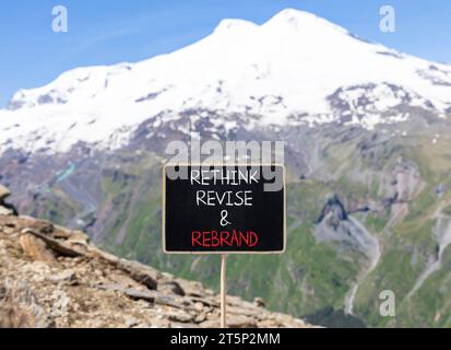 Repenser le symbole de changement de marque. Mot concept repenser réviser et rebrand sur beau tableau noir. Beau fond de montagne. Motivation de marque d'entreprise Banque D'Images