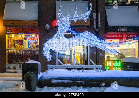 Toronto, Canada - 14 décembre 2013 : renne de Noël à l'intersection College et Yonge Street. Banque D'Images