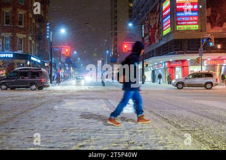 Toronto, Canada - 14 décembre 2013 : flou de mouvement d'une personne traversant une rue pendant une tempête de neige dans le quartier du centre-ville. Banque D'Images