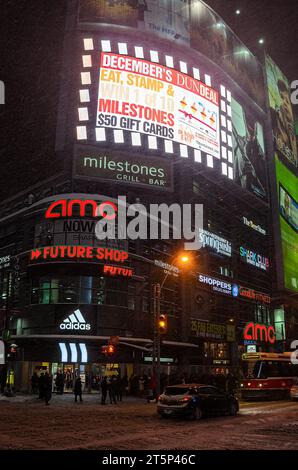 Toronto, Canada - 14 décembre 2013 : publicités légères sur la place Yonge-Dundas Banque D'Images