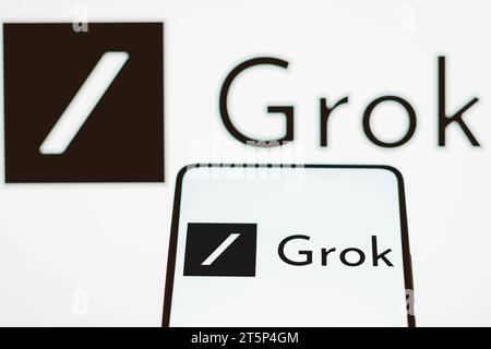 Brésil. 06 novembre 2023. Sur cette photo, le logo Grok est affiché sur l'écran d'un smartphone. Grok est un chatbot d’intelligence artificielle associé au réseau social X, créé par Elon Musk. Crédit : SOPA Images Limited/Alamy Live News Banque D'Images