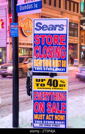 Toronto, Canada - 14 décembre 2013 : signez la vente finale sur le magasin Sears du Centre Eaton Banque D'Images