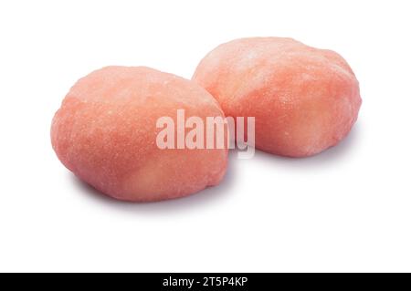 Studio shot de mochi de style cheesecake fraise découpé sur un fond blanc - John Gollop Banque D'Images