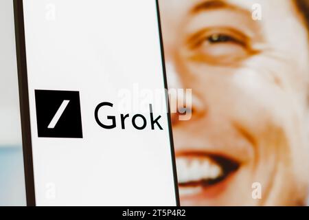 Brésil. 06 novembre 2023. Sur cette photo, le logo Grok est affiché sur l'écran d'un smartphone. Grok est un chatbot d’intelligence artificielle associé au réseau social X, créé par Elon Musk. Crédit : SOPA Images Limited/Alamy Live News Banque D'Images