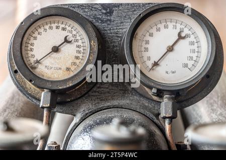 Les manomètres historiques sur le système d'entretien des torpilles, gros plan. Banque D'Images