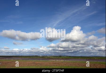 Marais gorgé d'eau par la rivière Douglas avec une vue lointaine sur le Bleasdale Fells Hesketh Bank Lancashire Angleterre Banque D'Images