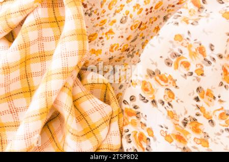 Fond de tissu à carreaux floraux Banque D'Images