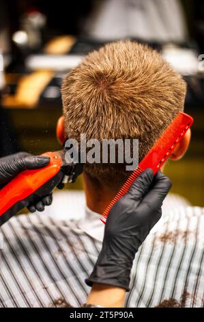 Homme se faisant couper les cheveux peignés Banque D'Images