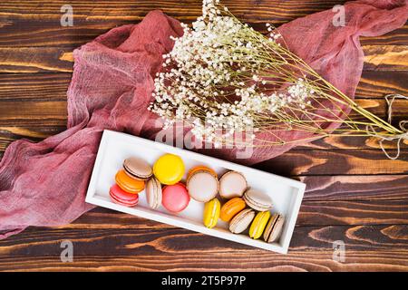 Vue aérienne macarons blancs gypsophila table en bois boîte blanche Banque D'Images