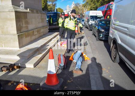 Londres, Angleterre, Royaume-Uni. 6 novembre 2023. Les manifestants menottés sont couchés sur le sol. Des policiers ont arrêté des dizaines de militants de Just Stop Oil à Whitehall alors que le groupe climatique poursuit ses lentes marches pour protester contre les nouvelles licences de combustibles fossiles. (Image de crédit : © Vuk Valcic/ZUMA Press Wire) USAGE ÉDITORIAL SEULEMENT! Non destiné à UN USAGE commercial ! Crédit : ZUMA Press, Inc./Alamy Live News Banque D'Images