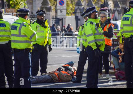 Londres, Angleterre, Royaume-Uni. 6 novembre 2023. Les manifestants menottés sont couchés sur le sol. Des policiers ont arrêté des dizaines de militants de Just Stop Oil à Whitehall alors que le groupe climatique poursuit ses lentes marches pour protester contre les nouvelles licences de combustibles fossiles. (Image de crédit : © Vuk Valcic/ZUMA Press Wire) USAGE ÉDITORIAL SEULEMENT! Non destiné à UN USAGE commercial ! Crédit : ZUMA Press, Inc./Alamy Live News Banque D'Images