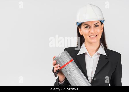 Femme ingénieur tube de maintien de casque blanc Banque D'Images