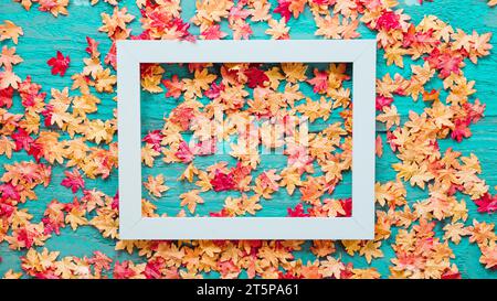 Fond en bois avec des feuilles d'automne image de cadre Banque D'Images