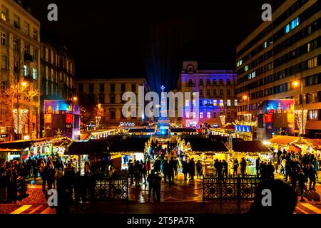 Foire de l'Avent de Noël avec des lumières colorées sur la place en face de la basilique Saint-Étienne le 19 décembre. 2022. Budapest (Hongrie) Banque D'Images