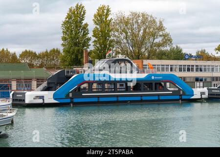 Le nouveau ferry nommé Szántód dans le port de Siófok sur le lac Balaton le 22 octobre. 2023. Siofok (Hongrie) Banque D'Images