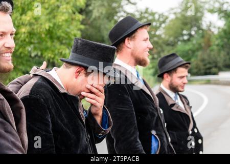 Reportage local d'un frère Rolands après avoir terminé son apprentissage à Grossniedesheim, en Allemagne Banque D'Images