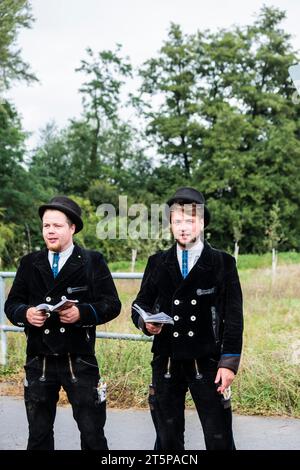 Reportage local d'un frère Rolands après avoir terminé son apprentissage à Grossniedesheim, en Allemagne Banque D'Images